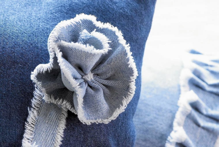 08.12.2005 WARSZAWA DLA MIESIECZNIKA CZTERY KATY JEANS DZINS DENIM WE WNETRZU TKANINA NIEBIESKA NIEBIESKI NIEBIESKO WNETRZE MIESZKANIE DOM ZROB TO SAM KROK PO KROKU PODUSZKA PODUSZKI ROBIENIE ROZY Z MATERIALU NR 4 GOTOWA ROZA WYKONANIE I STYLIZACJA: SHERI MACDONALD-WLODARSKA FOT. LUKASZ ZANDECKI / AGENCJA GAZETA PUBLIKACJA CZTERY KATY NR 2 (172) - 2.2006 SLOWA KLUCZOWE: WNETRZA MAJSTERKOWANIE - MODELARSTWO ZDJĘCIE DO WKŁADKI: PUBLIKACJA CZTERY KATY NR 2 (172) - CZASOPISMA