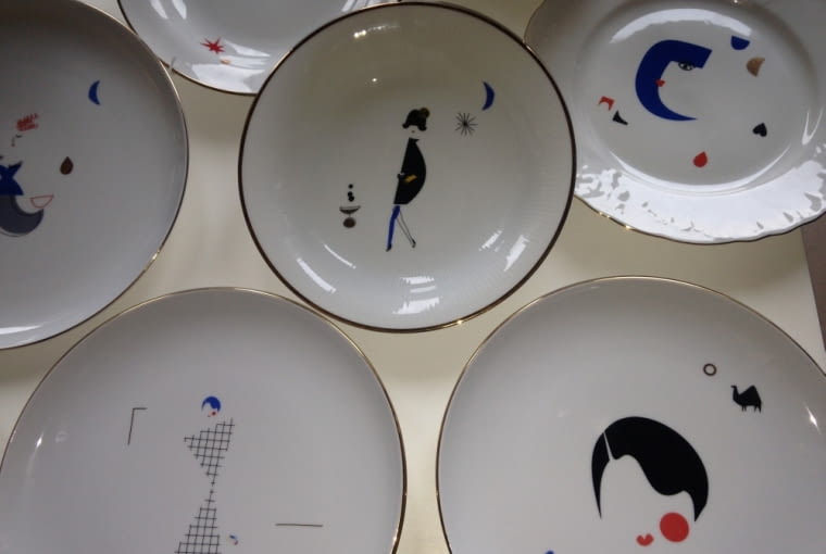 Look At Me Plates to dekoracyjne talerze, ozdobione autorskimi wzorami Magdy Pilaczyńskiej. Ilustratorka i projektantka wyszukuje talerze na targach staroci i własnoręcznie dekoruje. Są świetne! targi rzeczy ładnych, polski design, polski projekt