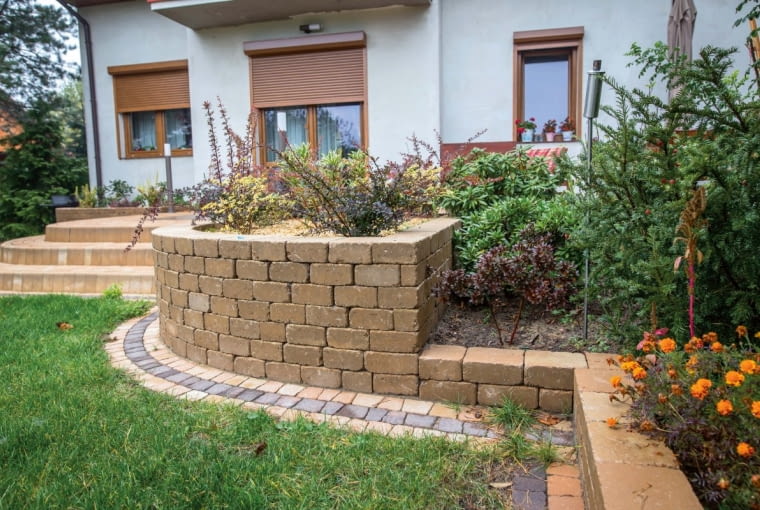 Murek może być nie tylko elementem zabezpieczającym wzniesienie czy taras, ale - obsadzony roślinami - także częścią dekoracyjnej rabaty Murek może być nie tylko elementem zabezpieczającym wzniesienie czy taras, ale - obsadzony roślinami - także częścią dekoracyjnej rabaty