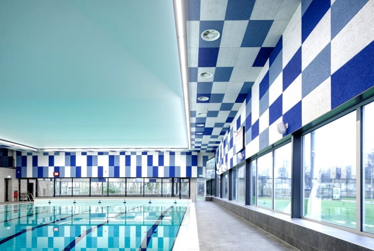 Atramentowe i szaroniebieskie płyty akustyczne na basenie w miejscowości Zoetermeer w Holandii. Atramentowe i szaroniebieskie płyty akustyczne na basenie w miejscowości Zoetermeer w Holandii.