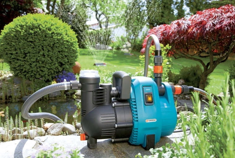 Elektryczna pompa Gardena Comfort 4000/5/OGRODOSFERA. Dwa wyjścia, z których jedno jest obrotowe, umożliwiają równoczesne korzystanie z dwóch urządzeń do podlewania. Cena: 773 zł, www.ogrodosfera.pl