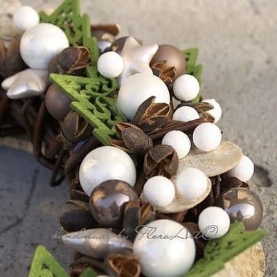 Wianki i stroiki bożonarodzeniowe. Wianek w bieli, z zielonymi przebłyskami nadziei na wiosnę. Przed nami adwent i Boże Narodzenie