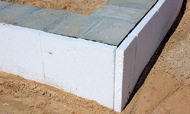 Ściany fundamentowe ociepla się od zewnątrz, a na nich układa poziomą izolację przeciwwilgociową Ściany fundamentowe ociepla się od zewnątrz, a na nich układa poziomą izolację przeciwwilgociową