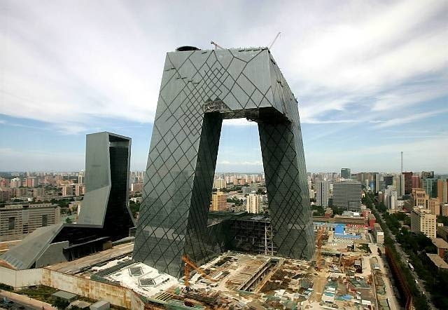 Oba budynki kompleksu CCTV w Pekinie. The new China Central Television headquarters building is seen in Beijing Thursday July 17, 2008. The building consists of two angled towers connected at the top to form a continuous loop of horizontal and vertical sections. The spectacular 230 meter (755 foot) building, one of Beijing's tallest, will house more than 10,000 staff. The building is one of a series of landmarks, notable for their futuristic design, that will greet visitors to the Olympics Games, which open Aug. 8. (AP Photo/Greg Baker)