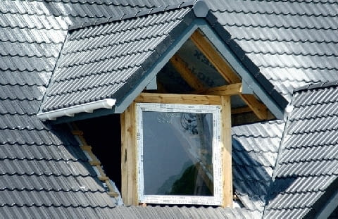 Lukarna o konstrukcji drewnianej - po ułożeniu pokrycia i wstawieniu okna Lukarna o konstrukcji drewnianej - po ułożeniu pokrycia i wstawieniu okna
