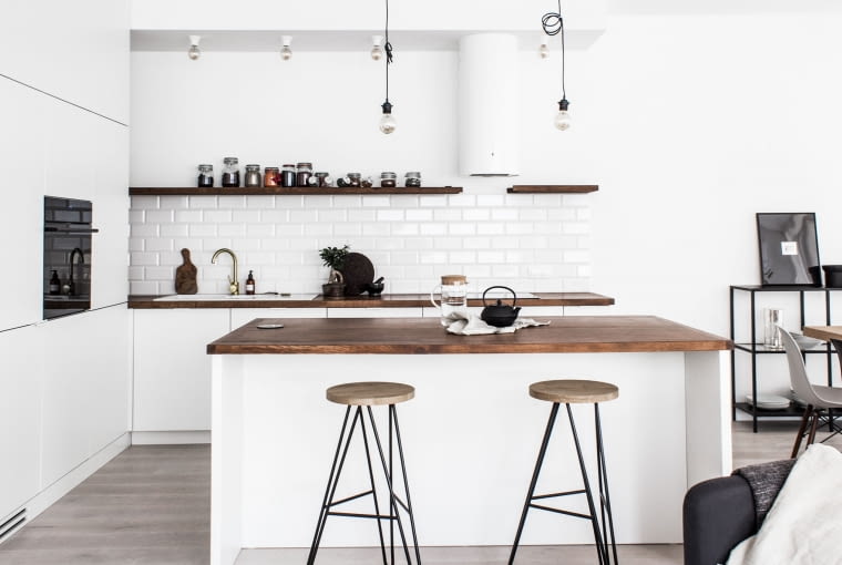 Luchnia otwarta na salon i jadalnię, łączy w sobie nowoczesne rozwiązania technologiczne z kulturą ludu północy i ich zamiłowaniem do prostoty oraz drewna. Kuchnia jest minimalistyczna. Ciężar aranżacyjny, a tym samym wszystkie najważniejsze sprzęty AGD, ukryto w wysokiej, bezuchwytowej zabudowie. Dzięki temu rozwiązaniu na głównym planie widnieje jedynie lekki i nieprzytłaczający ciąg roboczy plus wyspa. Gotowanie jest ważną częścią życia domowników.