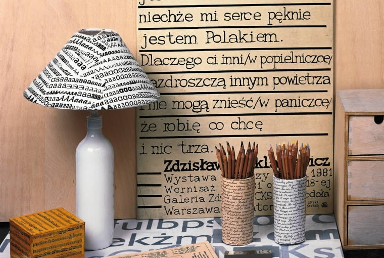 <B>Gazetami, fragmentami plakatów, wydrukami komputerowymi czy pojedynczymi literami możemy ciekawie i w prosty sposób ozdobić wiele domowych przedmiotów. Nie tylko do pokoju ucznia.</B> <BR />Tekturową podkładkę na biurko, zeszyt, pudełko, abażur lampy i plastikowe pojemniki na ołówki oklejamy komputerowymi wydrukami. Można użyć wydruków z regułami ortograficznymi albo wzorami matematycznymi, fizycznymi bądź chemicznymi - uczeń będzie je sobie mimowolnie utrwalał. Przedmioty warto pokryć brzbarwnym lakierem, tak by były trwałe i łatwe do czyszczenia. <B>Gazetami, fragmentami plakatów, wydrukami komputerowymi czy pojedynczymi literami możemy ciekawie i w prosty sposób ozdobić wiele domowych przedmiotów. Nie tylko do pokoju ucznia.</B> <BR />Tekturową podkładkę na biurko, zeszyt, pudełko, abażur lampy i plastikowe pojemniki na ołówki oklejamy komputerowymi wydrukami. Można użyć wydruków z regułami ortograficznymi albo wzorami matematycznymi, fizycznymi bądź chemicznymi - uczeń będzie je sobie mimowolnie utrwalał. Przedmioty warto pokryć brzbarwnym lakierem, tak by były trwałe i łatwe do czyszczenia.