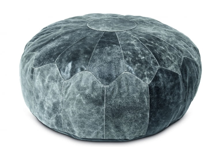 Puf - Owalny puf w postarzanej skórze z recyclingu. Widoczne zarysowania i przetarcia sprawiają, że każdy egzemplarz jest unikatem. 1000 zł, HK Living/dutchhouse.pl