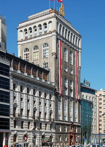 Budynek PAST'y. PAST-a to pierwszy warszawski drapacz chmur wybudowany w 1908 roku przez Szwedzkie Towarzystwo Telefoniczne Cedergren. W 1922 roku został przejęty przez Polską Akcyjną Spółkę Telefoniczną - stąd jego skrótowa nazwa. Budynek PAST-y. Zasłynął z zaciętych walk, jakie toczyły się o niego podczas Powstania Warszawskiego. Obecnie jest siedzibą Fundacji Polskiego Państwa Podziemnego. Poznamy historię miejsca, a także wjedziemy na ostatnie - 11. piętro budynku z tarasem widokowym, należącym do firmy eventowej BOOM. PAST-a, gmach, warszawa, uwolnij przestrzen