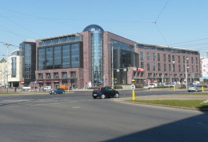MAKABRYŁA: kompleks Justin Center we Wrocławiu. W centrum Wrocławia przy Placu Dominikańskim w pobliżu wyspy Młyńskiej i zabytkowej części miasta, powstał kompleks biurowy o dźwięcznej nazwie Justin Center. Gmach obłożony błyszczącym kamieniem, którego fasadę wieńczy szklana kopuła zdominował tę część miasta. Justin Center we Wrocławiu