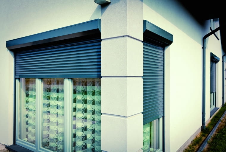 Pancerz rolety jest nawijany na wał zamontowany w skrzynce (zwanej też kasetą) wykonanej ze stali bądź PVC Pancerz rolety jest nawijany na wał zamontowany w skrzynce (zwanej też kasetą) wykonanej ze stali bądź PVC