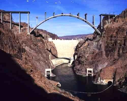 Most Hoover Dam Bypass w USA zostanie ukończony w listopadzie 2010 roku. Odciąży od ruchu samochodowego znajdującą się pół kilometra dalej Zaporę Hoovera konstrukcja, beton, ameryka, usa, most