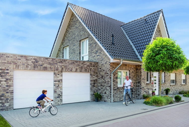 Warto zdecydować się na budowę powiększonego garażu nawet w sytuacji, kiedy mamy obecnie tylko jeden samochód. Nigdy nie wiadomo, czy w przyszłości nie zostanie zakupione kolejne auto