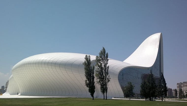 Nowy budynek Centrum Heydara Aliyeva projektu Zahy Hadid w Baku stanął w poniedziałek w płomieniach Nowy budynek Centrum Heydara Aliyeva projektu Zahy Hadid w Baku stanął w poniedziałek w płomieniach