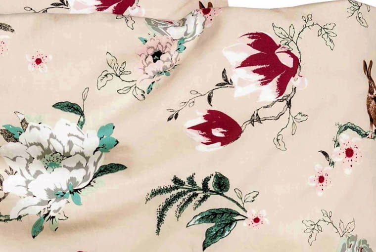 H&M Home Pościel z cienkiej bawełny w jasnobeżowym kolorze w kwiatowo-zwierzęce motywy. Dostępna również w kolorze szarym. Praktycznym rozwiązaniem są metalowe niewidoczne zatrzaski. Wym. 150 x 200 cm; 50 x 60 cm (2 szt.), 2.hm.com, 129,90 zł