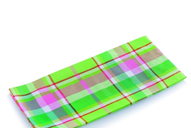 Wesołe zmywanie. Najwyższy czas wyjąć wiosenne ściereczki. Niekoniecznie w kwiatki. Ważne, żeby miały radosne wzory, które wprawią w dobry humor i umilą kuchenne obowiązki. W sklepach znajdziesz wiele ściereczek, które równie dobrze mogłyby - oprawione w ramki - zawisnąć na ścianie. Niektórzy producenci proponują też fartuchy i rękawice do kompletu, a nawet zestawy dla dzieci (praktyczny czepek i fartuszek z PCW).