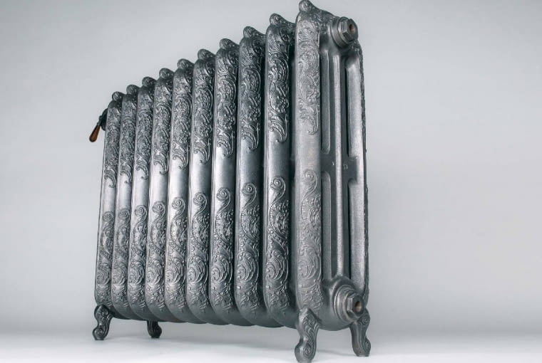 Oxford/TERMA | Wymiary [mm]: szer. 278-1426 (1-17 żeberek), wys. 410-710 | materiał: żeliwo | moc 257-2431 W | maks. temp.: 95oC | galwanizacja miedzią daje efekt postarzenia. Cena: 370-950 zł (żeberko), www.termaheat.pl