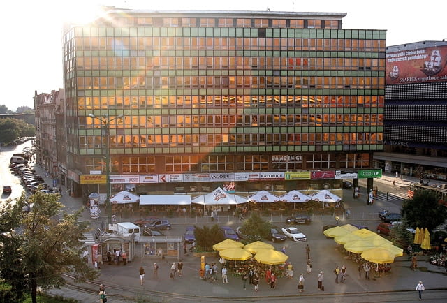 Pomysł ścięcia budynku o dwa piętra nie wszystkim się podoba 26.08.2008 KATOWICE RYNEK DOM PRASY FOT . DAWID CHALIMONIUK / AGENCJA GAZETA