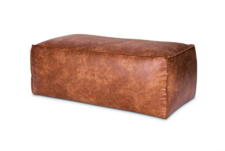 Na tym dużym pufie obszytym miękką, naturalną skórą można się nawet położyć. Z powodzeniem mogą na nim usiąść trzy dorosłe osoby. Wym. 60 x 120 cm, 1145 zł, Be Pure/dutchhouse.pl