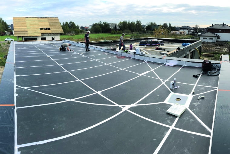 Zamiennikiem pap są membrany dachowe, opracowane z myślą o wykorzystaniu w obiektach przemysłowych. Coraz częściej stosowane są także na dachach domów jednorodzinnych