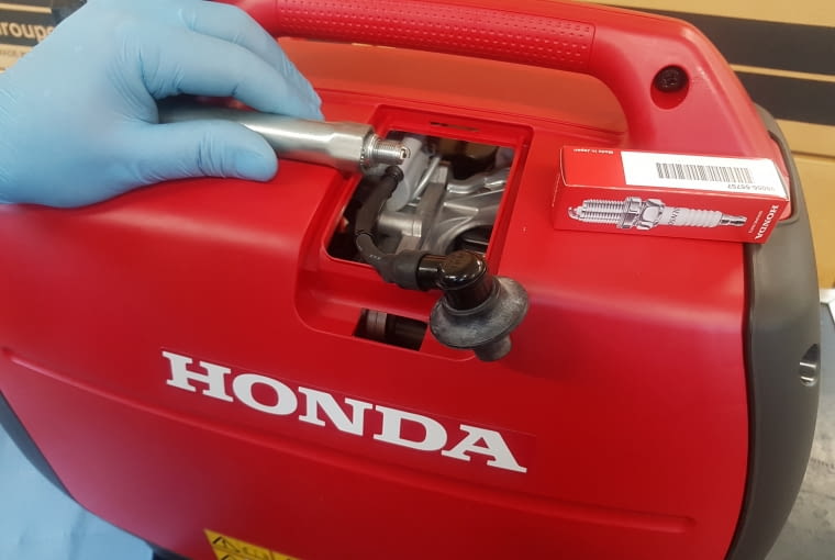 Kontrola i wymiana świecy zapłonowej na przykładzie agregatu prądotwórczego Honda EU 22i