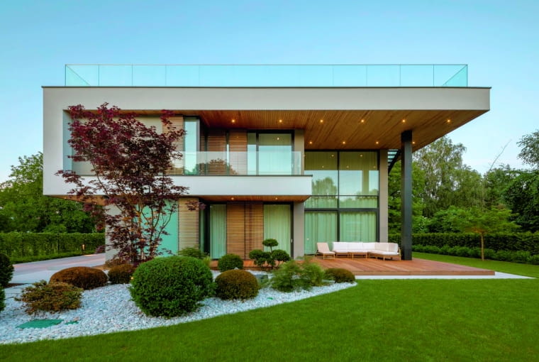 Domy tego typu łatwo można połączyć z ogrodem – wystarczy wstawić dużą liczbę przeszkleń,  tym samym naturalnie przedłużając wnętrza i kierując wzrok domowników na zieleń w ogrodzie.  Takie rozwiązanie ma też aspekt energooszczędny – wpuszczamy do domu promienie  słoneczne, a więc darmową energię cieplną