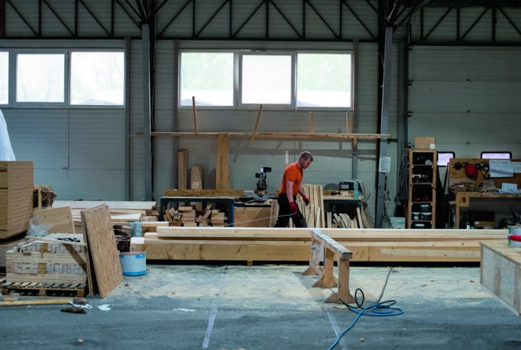 W metodzie prefabrykacji proces budowy ścian i stropów odbywa się w fabryce, a w przypadku domu szkieletowego całość prac montażowych prowadzona jest na placu budowy W metodzie prefabrykacji proces budowy ścian i stropów odbywa się w fabryce, a w przypadku domu szkieletowego całość prac montażowych prowadzona jest na placu budowy