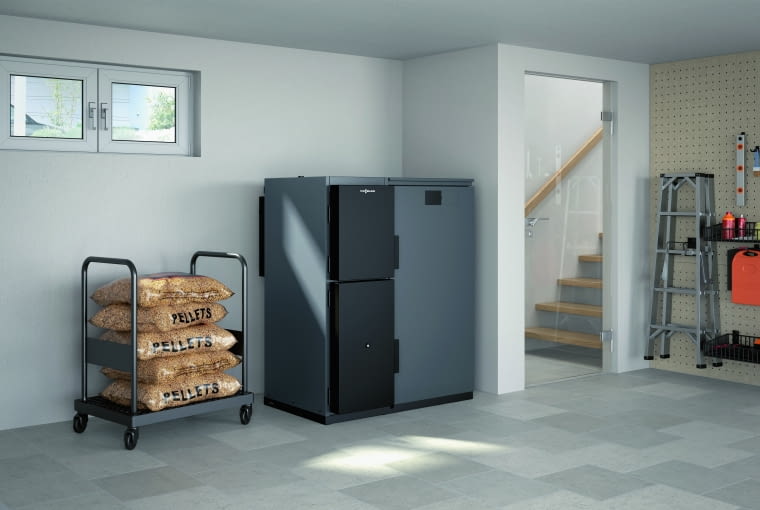 Kocioł na pelety musi być połączony z odpowiedniej wielkości kominem do odprowadzania spalin. Obok kotłowni warto przewidzieć miejsce na opał Kocioł na pelety musi być połączony z odpowiedniej wielkości kominem do odprowadzania spalin. Obok kotłowni warto przewidzieć miejsce na opał