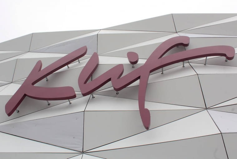 Nowa elewacja centrum handlowego Klif 02.12.2012 WARSZAWA , BUDYNEK CH KLIF PO REMONCIE . FOT. STEFAN ROMANIK / AGENCJA GAZETA