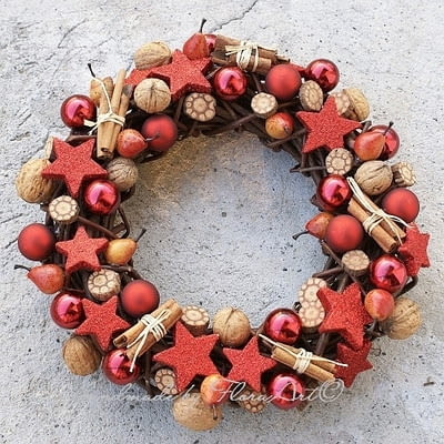 Wianki i stroiki bożonarodzeniowe.