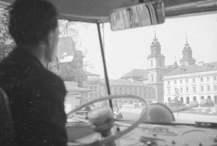 Fotoreportaż z trasy autobusu linii 132 w Warszawie (1958 r.). Kabina kierowcy w autobusie Chausson i widok z autobusu podczas przejazdu ulicą M. Kopernika. Widoczny fragment ulicy Nowy Świat oraz wieże kościoła Św. Krzyża. Fotoreportaż z trasy autobusu linii 132 w Warszawie (1958 r.). Kabina kierowcy w autobusie Chausson i widok z autobusu podczas przejazdu ulicą M. Kopernika. Widoczny fragment ulicy Nowy Świat oraz wieże kościoła Św. Krzyża.