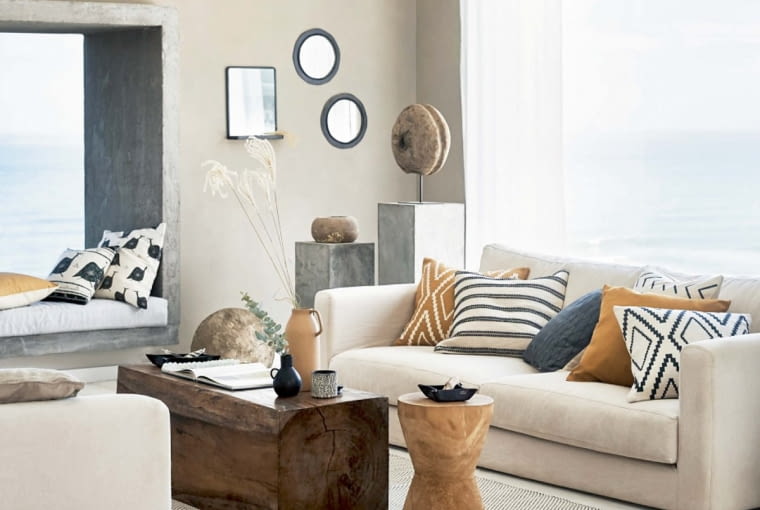 DEKORACYJNE DODATKI. Drewniane rzeźby, świeczniki, ramki, puzderka... Drobne dekoracje można ustawić na komodzie, półce, parapecie okna. Miejsce nie ma znaczenia. Ocieplą wnętrze i sprawią, że dom stanie się przytulny. 2.hm.com