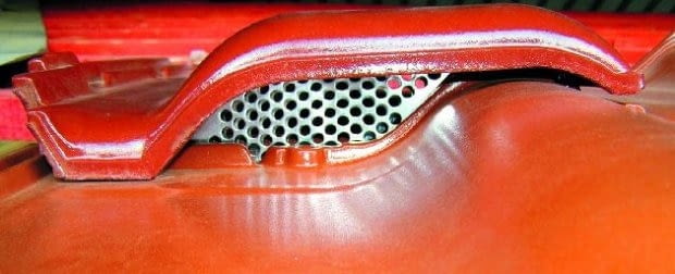 Dachówki wentylacyjne układa się na połaci Dachówki wentylacyjne układa się na połaci