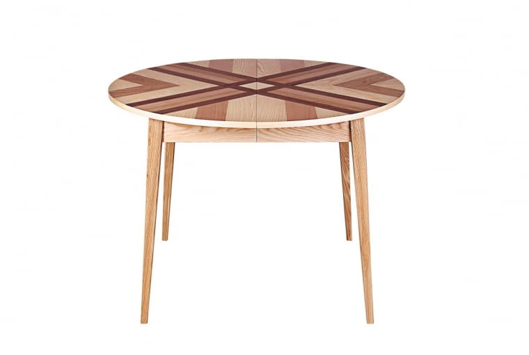 WZOROWY BLAT. Technika zdobnicza polegająca na układaniu kompozycji z różnych gatunków drewna zdobyła popularność w czasach renesansu i baroku. Ale i dzisiaj doskonale się sprawdza. Rozkładany stół Puzzle ma na blacie geometryczny wzór z fornirów buczyny, dębiny, czereśni i orzecha. Wygląda pięknie i przed, i po rozłożeniu. woodandpaper.pl