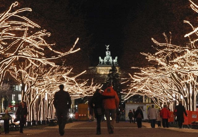 Spacer najsłynniejszą ulicą Berlina Unter den Linden w pobliżu Bramy Brandenburskiej. 270 drzew rozświetla tu 80 kilometrów światełek. Święta w Niemczech, ozdoby, miasto, berlin