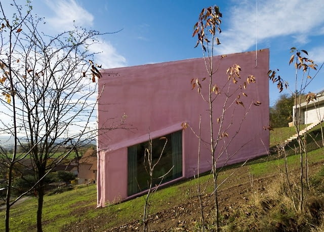 Vila Hermina projektu czeskich architektów Sepka Architekti. Tradycyjne schody zostały tu zastąpione pochylniami. czechy, nietypowe budynki, elewacja, dom jednorodzinny