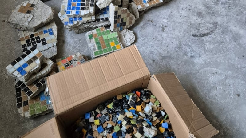Uratowane fragmenty mozaiki w Kowarach