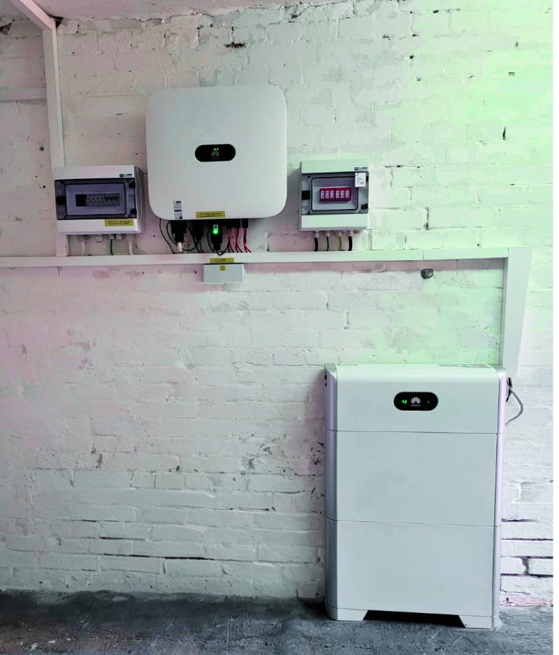 Magazyny energii elektrycznej wytwarzanej przez panele fotowoltaiczne w słoneczne dni umożliwiają gromadzenie i wykorzystanie jej nadwyżek w nocy oraz w pochmurne dni