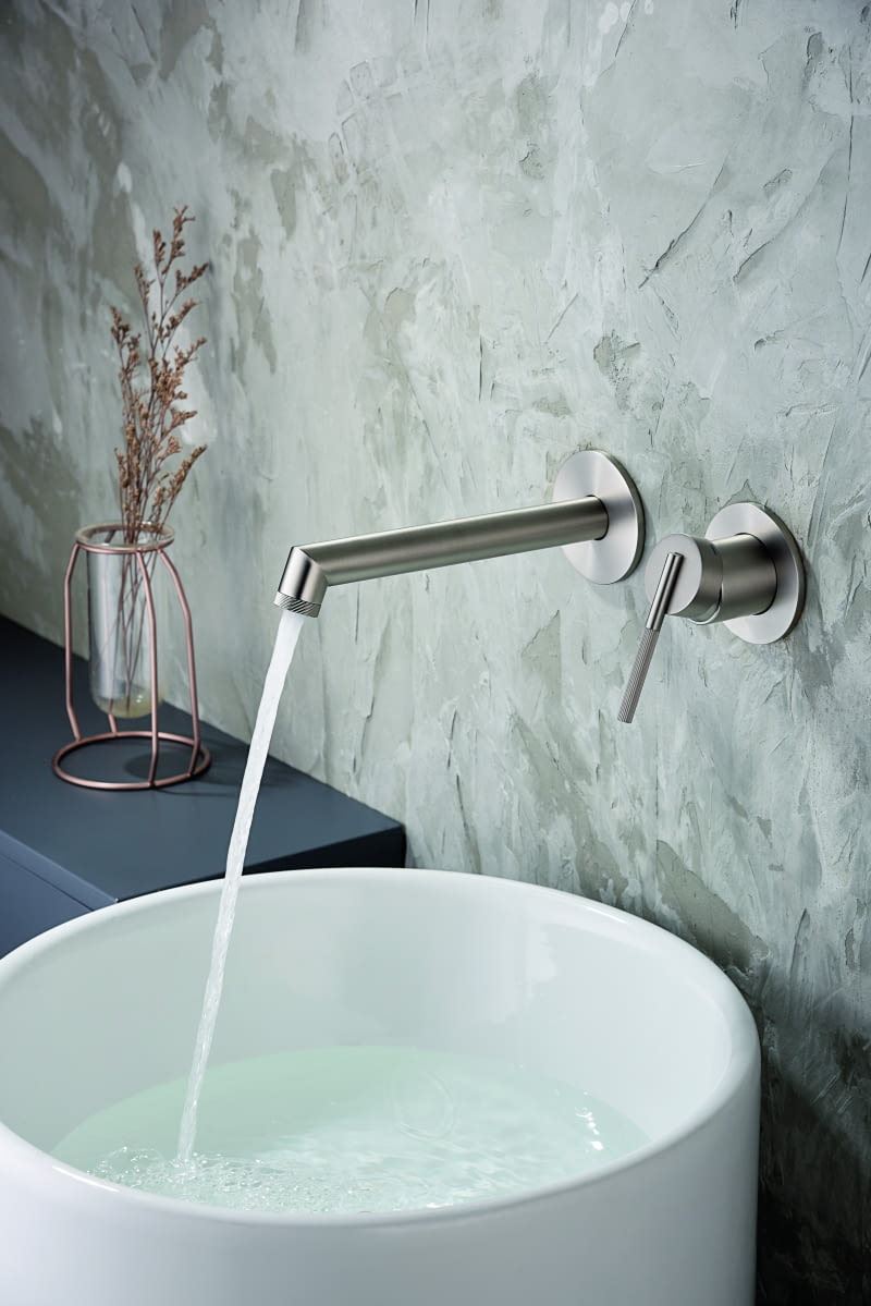 Bateria podtynkowa to eleganckie rozwiązanie. Brak zbędnych detali i monochromatyczne zestawienie barw definiują minimalistyczną aranżację.