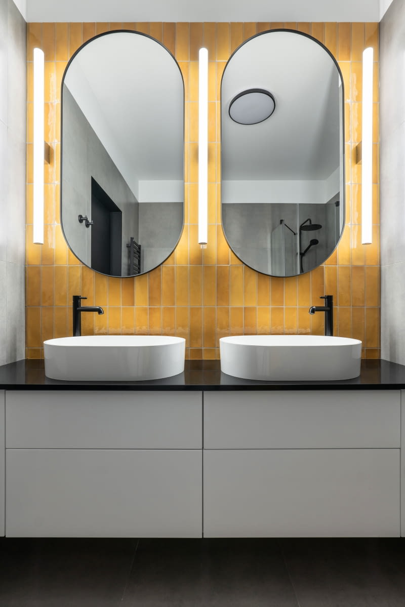 Bateria stojąca, montowana bezpośrednio na blacie, umożliwia elastyczne dopasowanie do większości umywalek. W nowoczesnych wariantach warto zwrócić uwagę na baterie wysokie z ruchomą wylewką, dające większą swobodę obsługi.