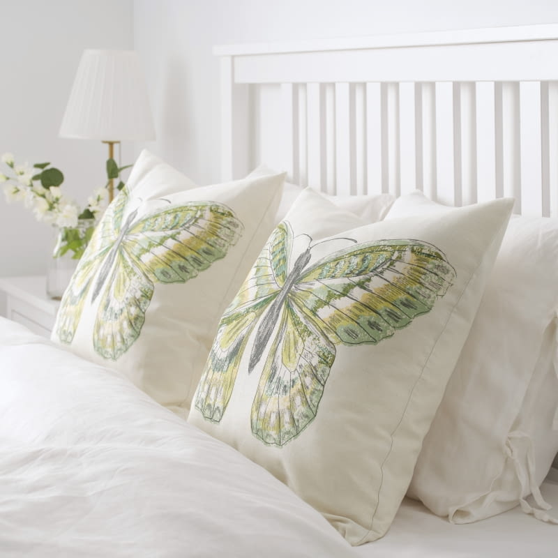 Poduszki z motywem motyli ozdobią nie tylko salon, ale też sypialnię – ułożone na łóżku będą dekoracją wciągu dnia.