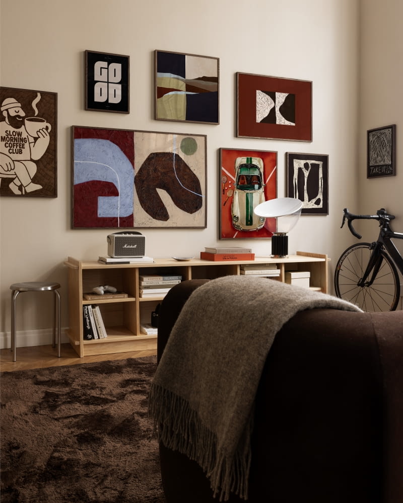 Bold Lines łączy ciepłe odcienie z mocnymi kontrastami. To kolekcja grafik dla tych, którzy chcą, by ich domowe galerie emanowały pewnością siebie.