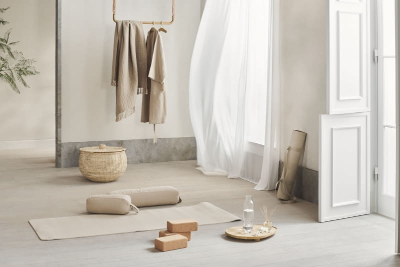 Mata do jogi Lenya marki Bolia zarówno pod względem kolorystyki, jak i wykorzystanych materiałów (len, korek i polietylen z recyklingu) wpisuje się idealnie w nurt eko, który jest tak bliski filozofii jogi.