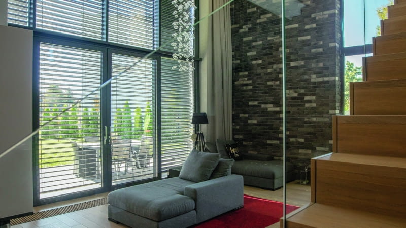 Wybór odpowiedniego mechanizmu otwierania okien i drzwi zależy m.in. od funkcji pomieszczenia, dostępnej przestrzeni oraz preferencji użytkowników Wybór odpowiedniego mechanizmu otwierania okien i drzwi zależy m.in. od funkcji pomieszczenia, dostępnej przestrzeni oraz preferencji użytkowników