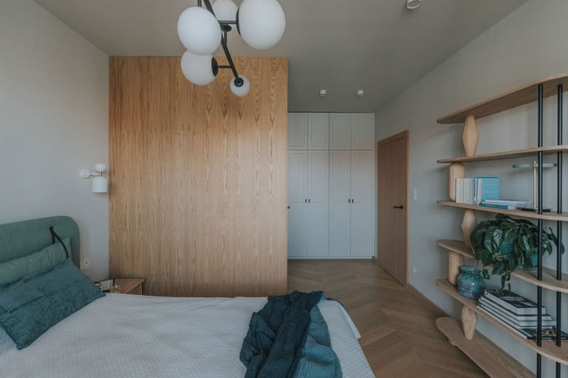 Światło, drewno i zieleń: współczesny azyl w sercu Jeżyc Światło, drewno i zieleń: współczesny azyl w sercu Jeżyc