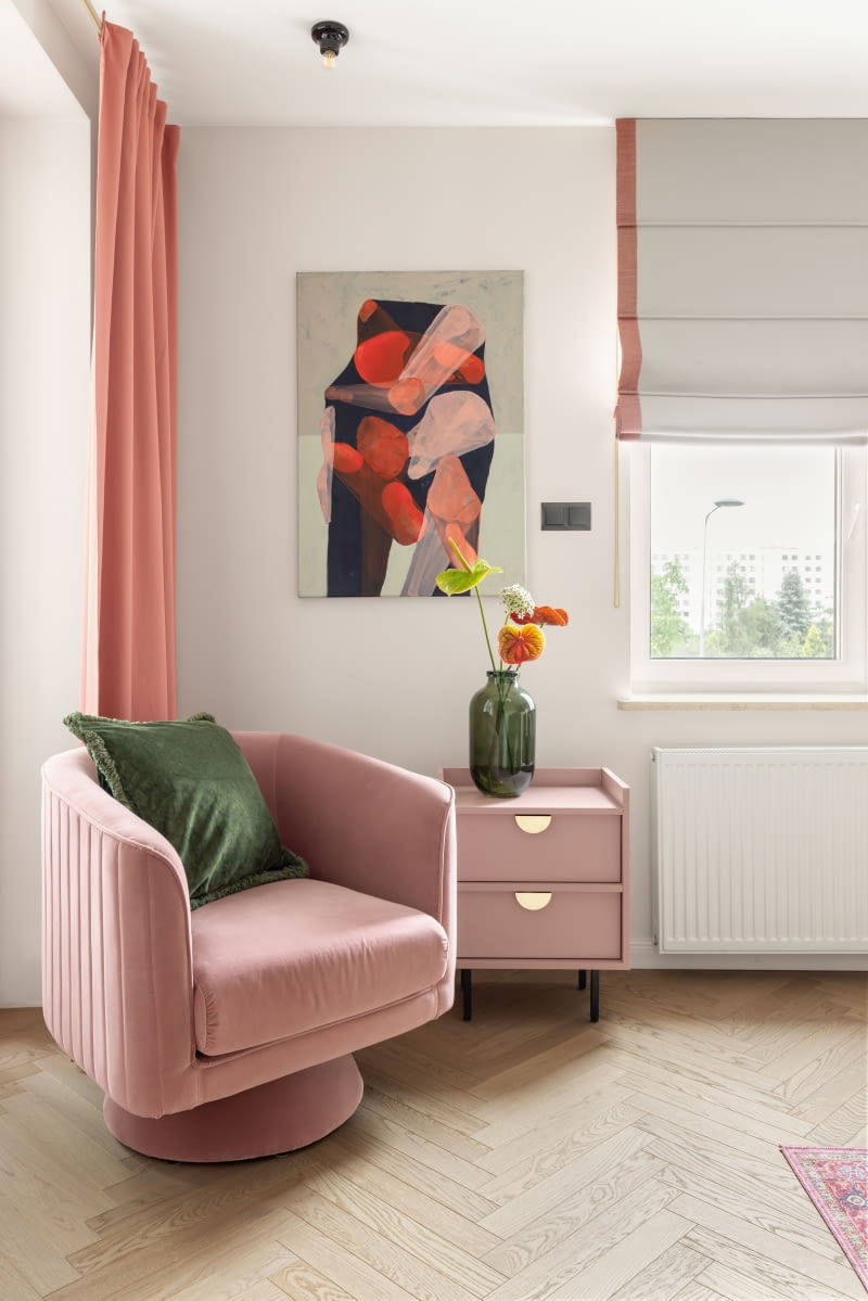 Przy łóżku stanęła zielona, tapicerowana ławka o obłych kształtach, a naprzeciwko różo- wy fotel z Jotexu. W zbliżonym do jego tapicerki odcieniu dobrano niską szafeczkę z Górnej Półki. Zasłona w tonacji między bordo a maliną nawią- zuje do barw wiszących tu obrazów. Przy pozostałych oknach zamontowano szaro- beżowe rolety z brązowo-bordowymi lamówkami, które spójnie łączą różowe akcenty z resztą dodatków. Przy łóżku stanęła zielona, tapicerowana ławka o obłych kształtach, a naprzeciwko różo- wy fotel z Jotexu. W zbliżonym do jego tapicerki odcieniu dobrano niską szafeczkę z Górnej Półki. Zasłona w tonacji między bordo a maliną nawią- zuje do barw wiszących tu obrazów. Przy pozostałych oknach zamontowano szaro- beżowe rolety z brązowo-bordowymi lamówkami, które spójnie łączą różowe akcenty z resztą dodatków.