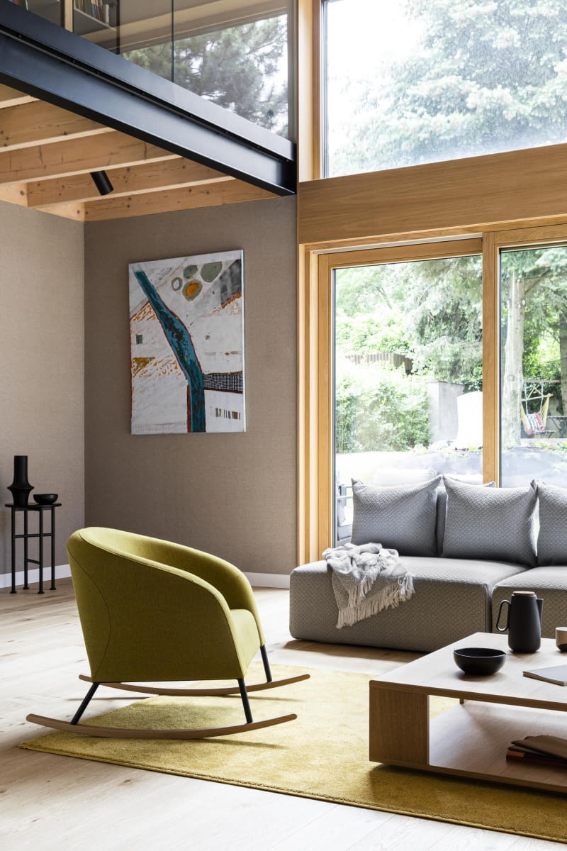 Drewniane płozy umożliwiające bujanie to opcja, którą stosunkowo niedawno dodano do znanego już fotela Mula, projektu Piotra Kuchcińskiego. Dzięki temu zyskał on nową funkcjonalność, która umili chwile spędzone w domu.