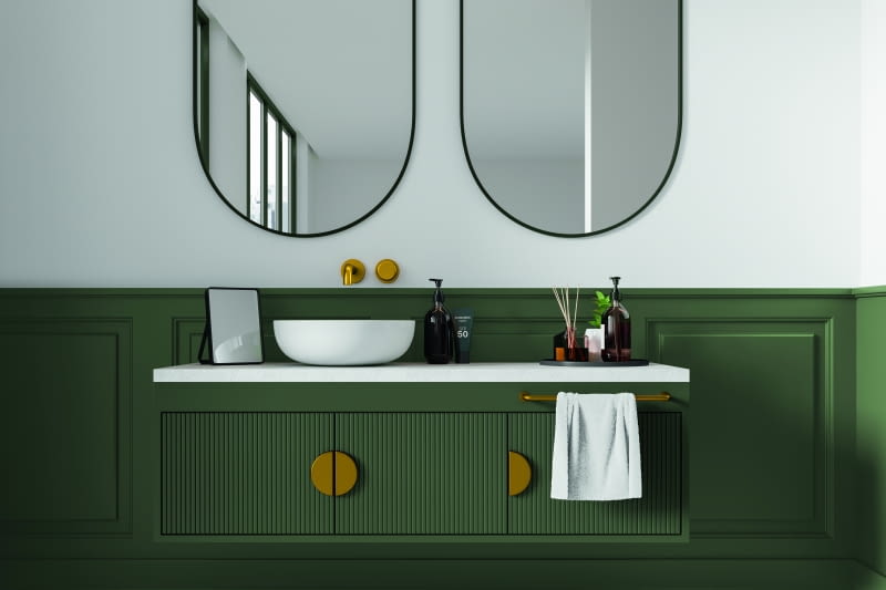 Powtórzenie tej samej zieleni na ścianie i szafce umywalkowej daje poczucie elegancji. Duet ten zyskuje wyrazistość dzięki dopracowanym detalom: rzeźbieniom boazerii, pionowym frezowaniom oraz mosiężnym uchwytom. Powtórzenie tej samej zieleni na ścianie i szafce umywalkowej daje poczucie elegancji. Duet ten zyskuje wyrazistość dzięki dopracowanym detalom: rzeźbieniom boazerii, pionowym frezowaniom oraz mosiężnym uchwytom.