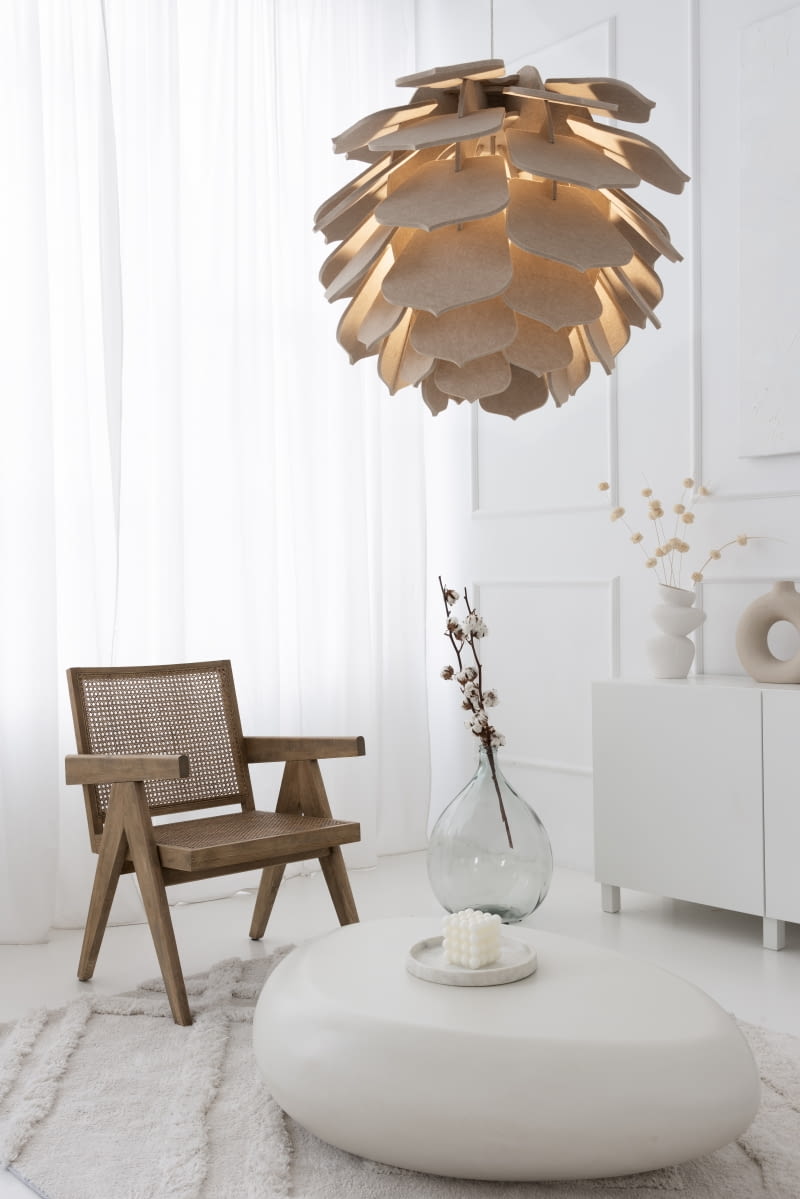 Akustyczne oświetlenie EcoLamp Pinya jest niezywkle funkcjonalne – nie tylko daje światło, ale pochłania też dźwięki. To doskonały wybór do sypialni czy salonu połączonego z kuchnią.