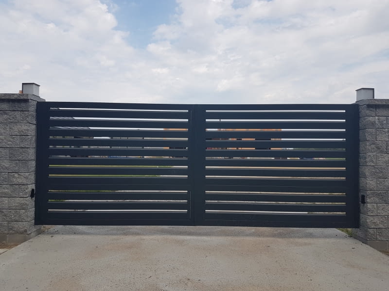 Aluminiowa brama dwuskrzydłowa QUALUM Aluminiowa brama dwuskrzydłowa QUALUM